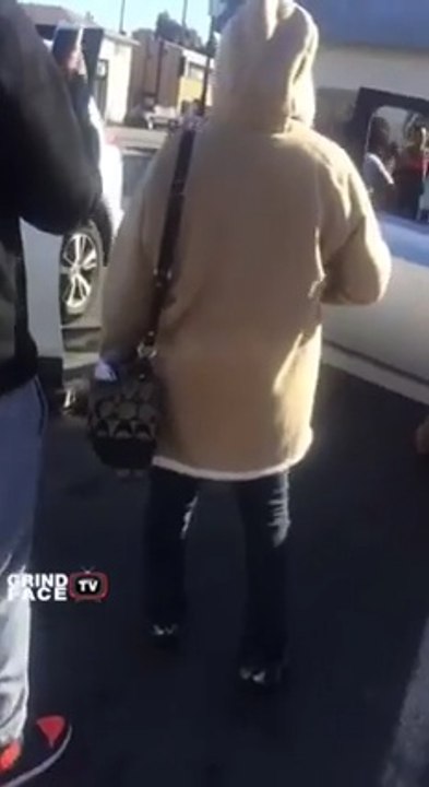 WOMEN FIGHT FIGHTING CARS PARKING LOT 84TH WESTERN GRAND THEFT AUTO LIVE LOS ANGELES 11/29/2016