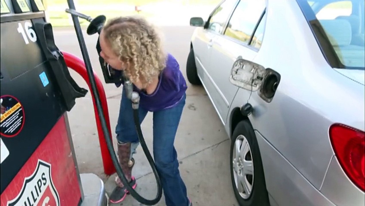 Faire le plein quand on n'a pas de bras c'est quand même bien galère ! Bravo !