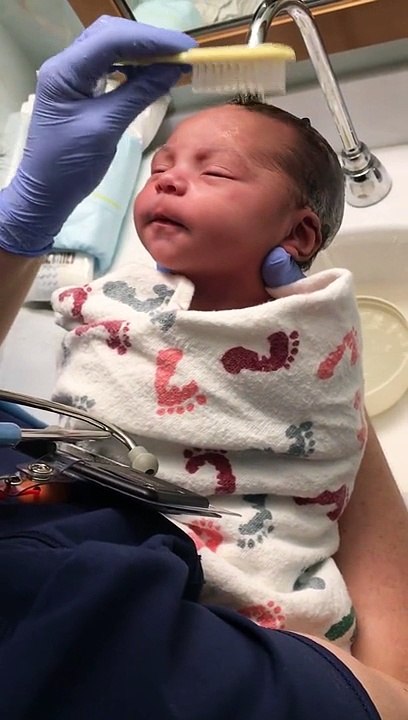 Ce bébé aime son premier shampoing ! Regardez sa petite bouille ! Je suis FAN !
