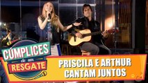 Priscila e Arthur cantam juntos em um restaurante