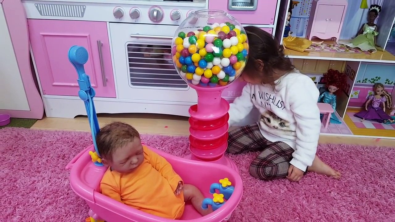 Magic Gumball Machine _ Baby Doll Gum Bath time_ Learn Colors Emily Tube