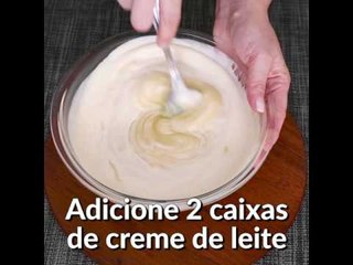 Fika Dika - Torta de chocolate branco com calda de frutas vermelhas