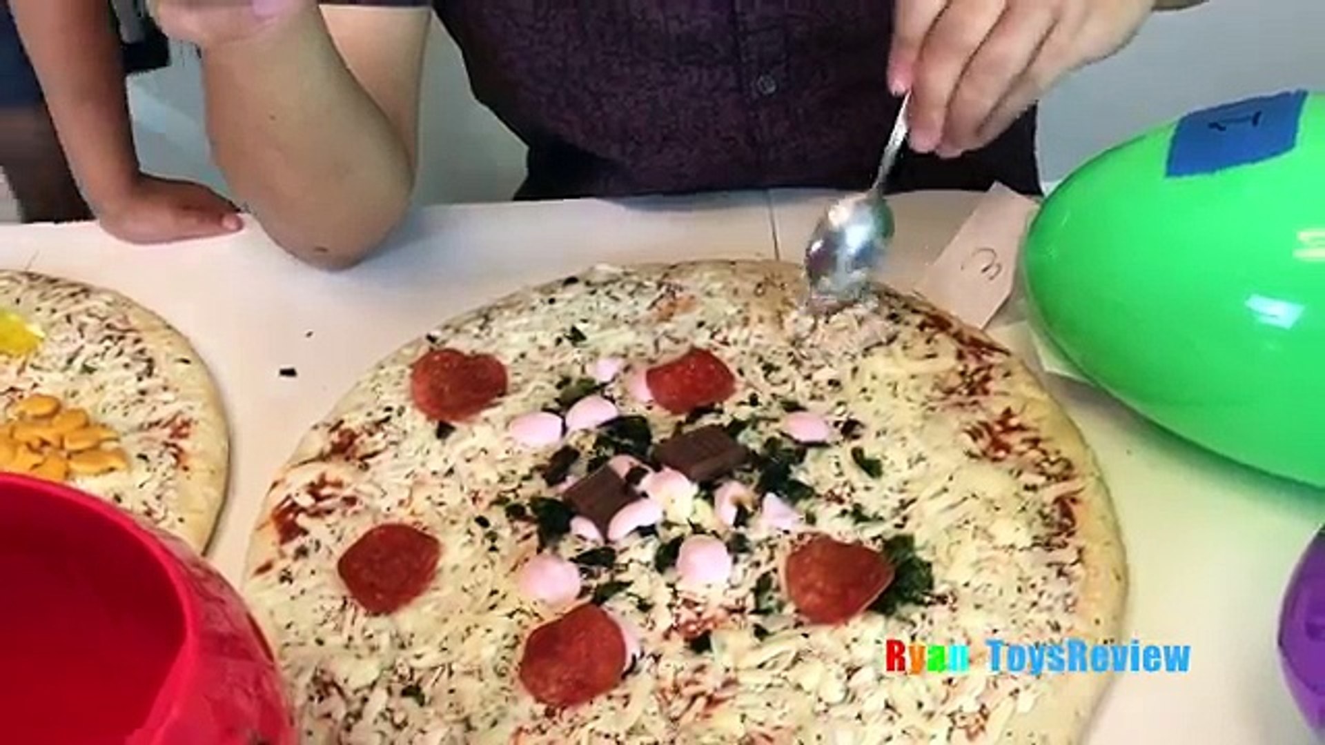 ryan toy review pizza