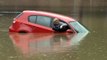 Cette automobiliste est piégée dans les inondations et fini sur le toit de sa voiture