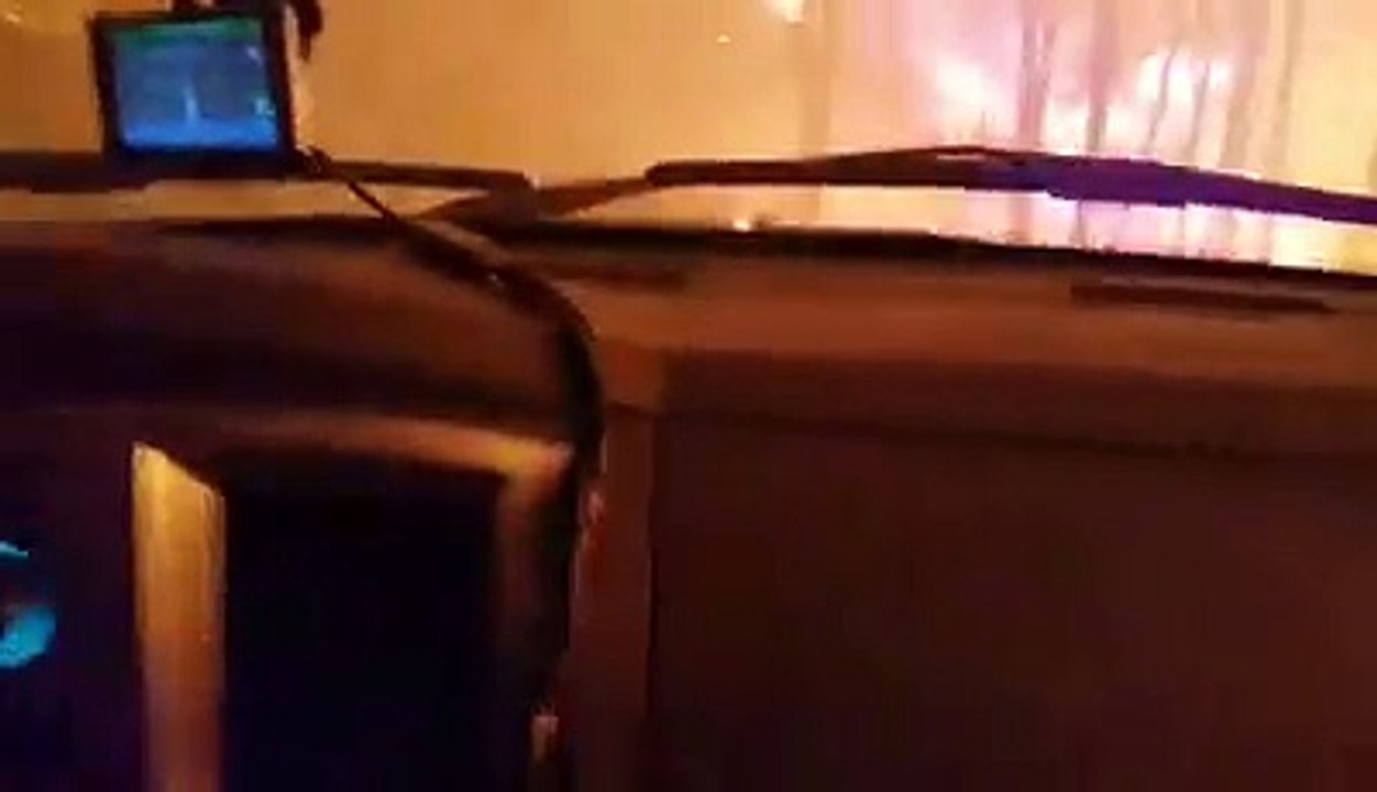 Ils vont avoir la peur de leur vie en traversant un incendie de foret en voiture