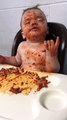 Ce bébé est pret pour jouer dans The Walking Dead... enfin plutôt The Spaghetti Eating Dead