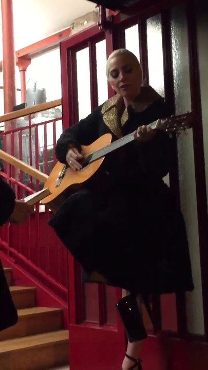 Lady Gaga chante avec des fans à Paris devant une boutique ALAIA