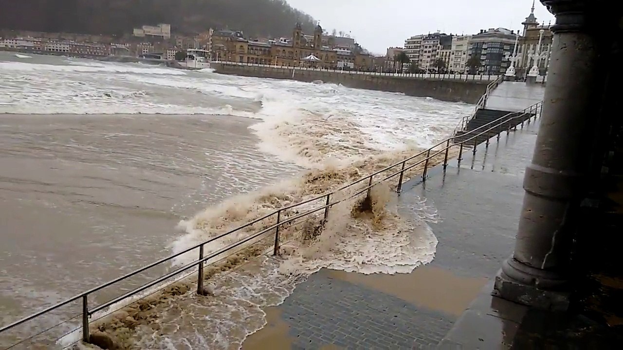 Des petites vagues se transforment en courant de fou à San Sebastian pendant la marée