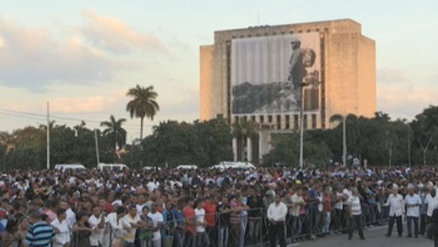 Los incondicionales de Fidel le dicen adiós frente a su pueblo cubano