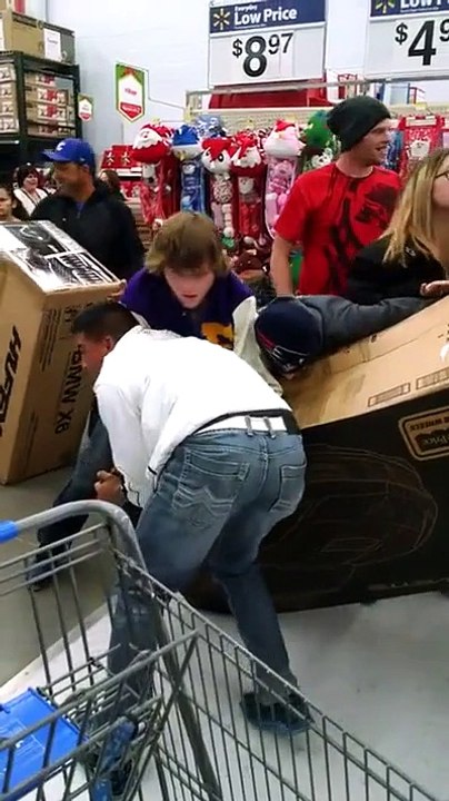 Ces 3 gars se battent pour le même carton. Bonheurs du Black Friday !