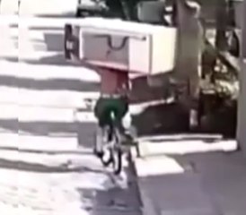 Bisiklet sırtında buzdolabı hırsızlığı