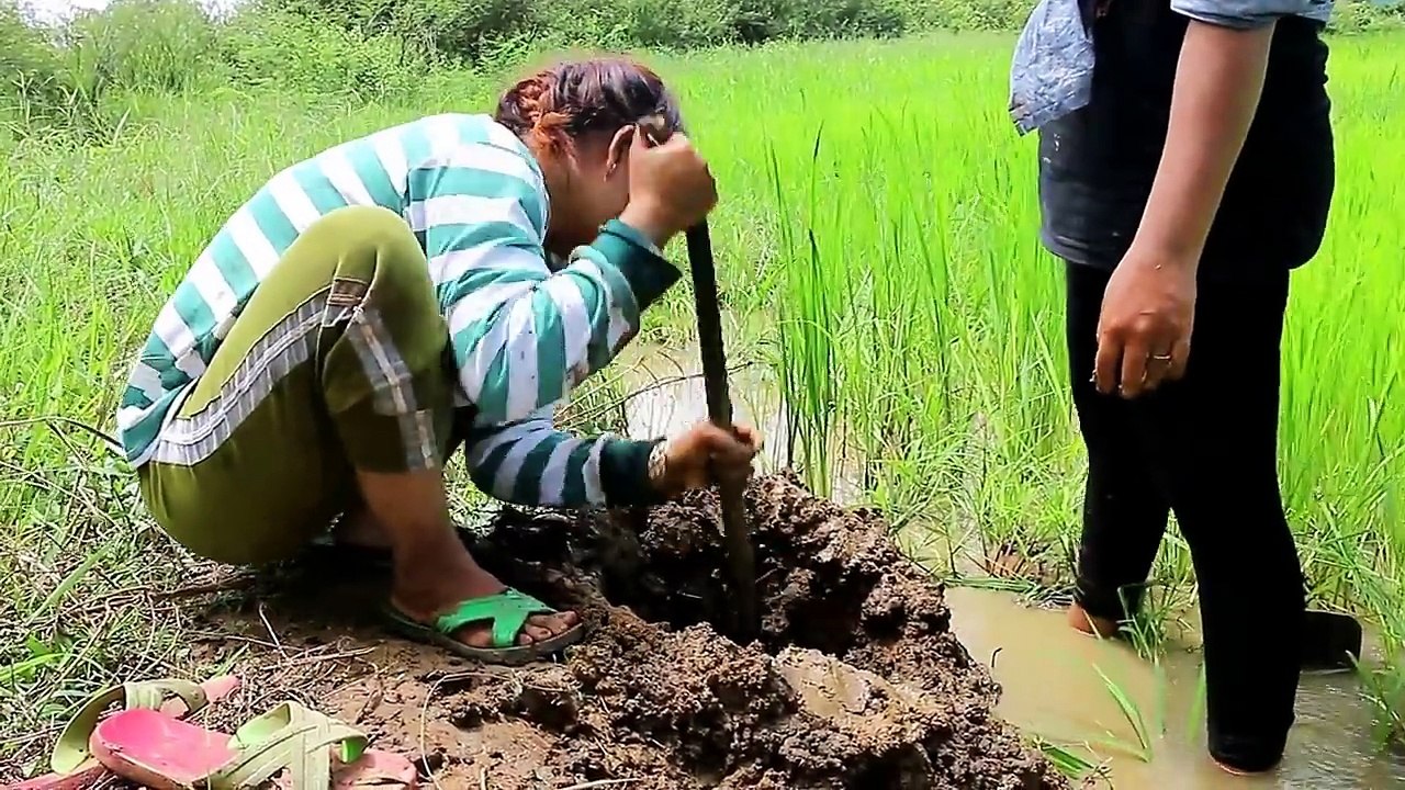 Amazing Two girls Deep Hole Fishing - How To Fishing in Battambang - Cambodia Fishing (part 64)
