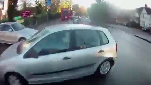 Ce Cycliste filme son accident au moment ou il passe sous une voiture