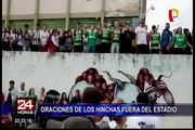 Oraciones de los hinchas del Chapecoense fuera del estadio