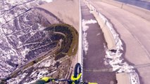 Fabio Wibmer fait du vélo à 200m au dessus du vide sur un barrage