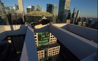Un russe fait des cascades au sommet d'un building à Toronto