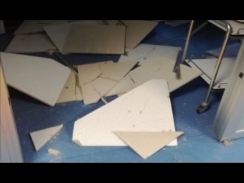 Nocera Inferiore (SA) - Crolla controsoffitto in Pediatria, paura all'ospedale (29.11.16)
