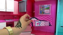 Barbie Camper voor vier Barbies met zwembad en keuken Demo
