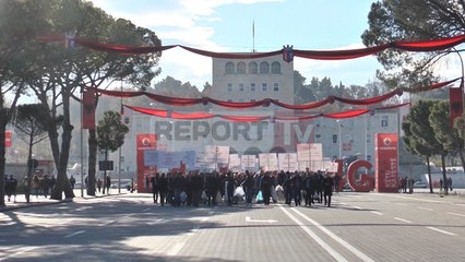 Report TV - Mbetjet, Ricikluesit protestojnë: Miratojini! Mos na bëni 'kurban'