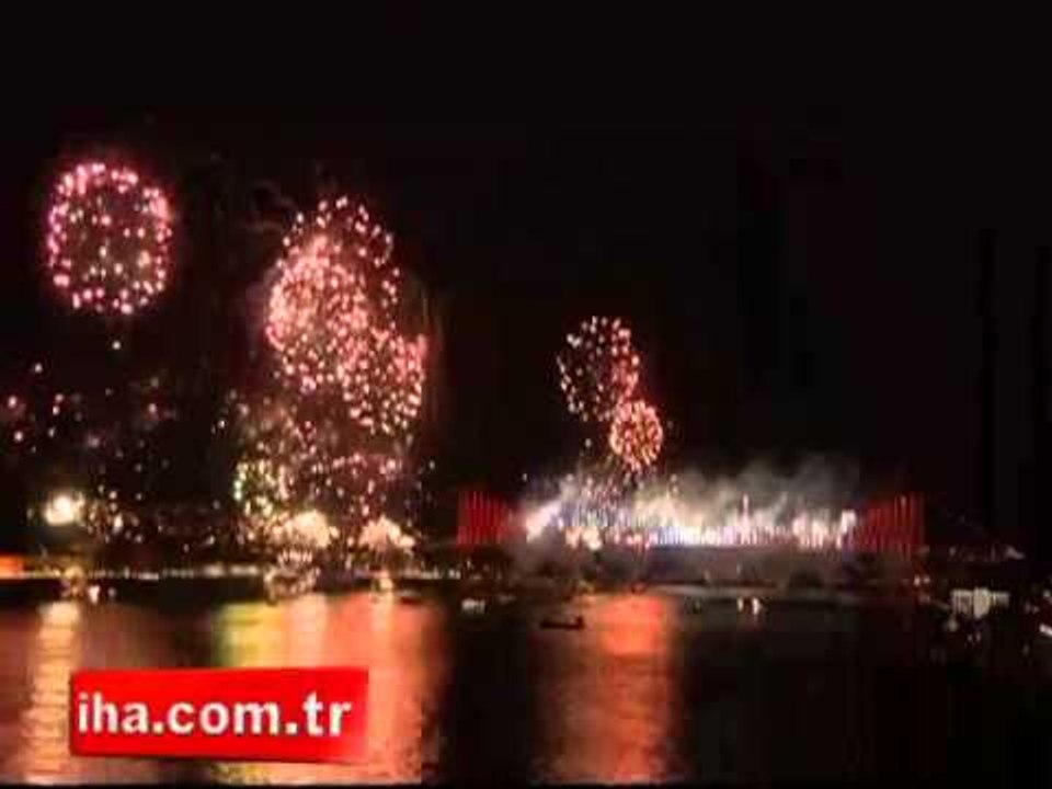 Cumhuriyet uğruna havai fişek şöleni - Boğazda havai fişek şöleni