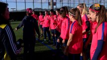 El FC Barcelona Femení rep l’equip de refugiats FC Lampedusa