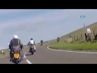 Kafa kafaya çarpışan motosikletler alev aldı