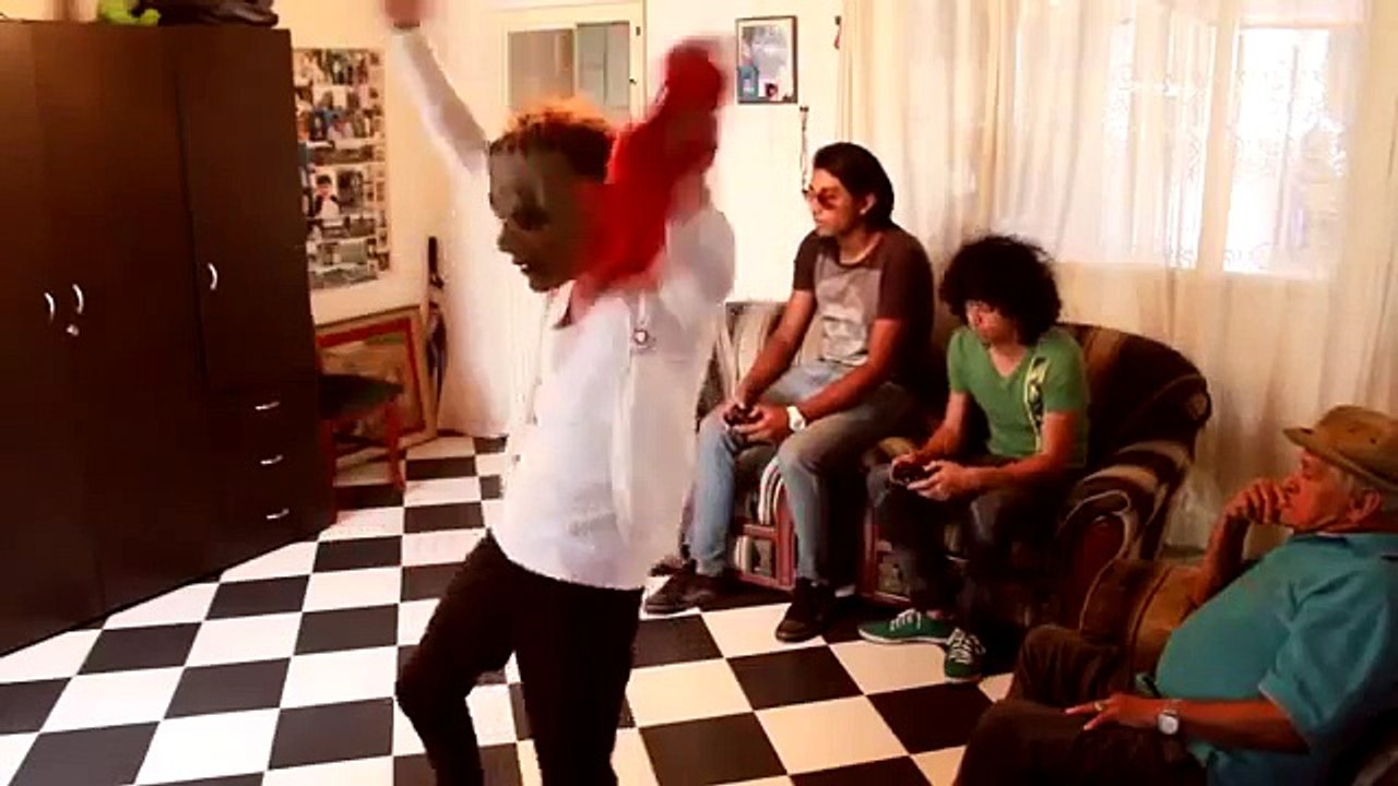 Harlem yapan oğluna kemerle girişti