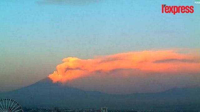Mexique: la spectaculaire éruption du volcan Popocatepetl