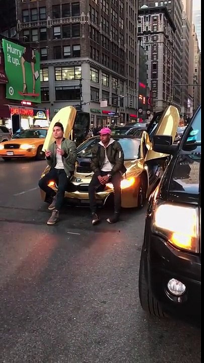 Il casse le pare-brise d'une BMW i8 avec une batte