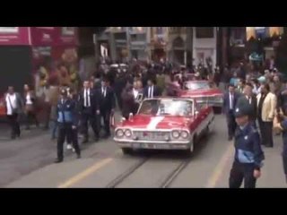 İstiklal Caddesi Rengarenk Klasik Araçlarla Doldu