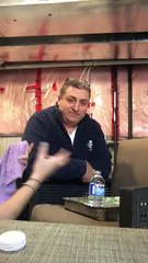 Une fille fait un tour de magie à son père