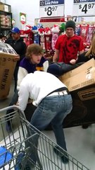 Trois homme se battent pour le même jouet pendant le Black Friday