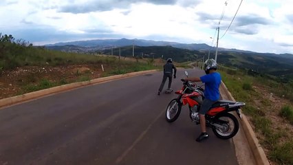 2 motos essayent de rattraper un brésilien en skateboard qui dévale une route !