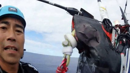 J25 : Kojiro Shiraishi grimpe en haut de son mât / Vendée Globe