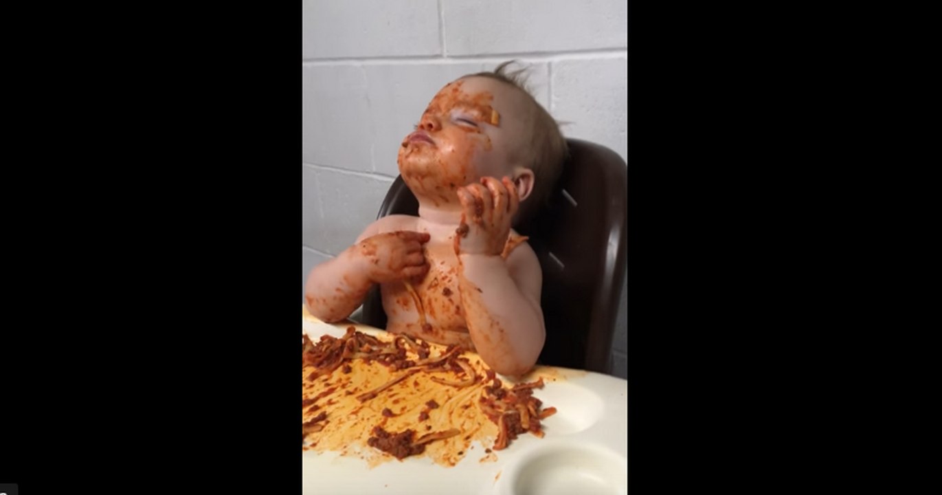 Cet adorable bébé mange en dormant (et s'en fout partout)