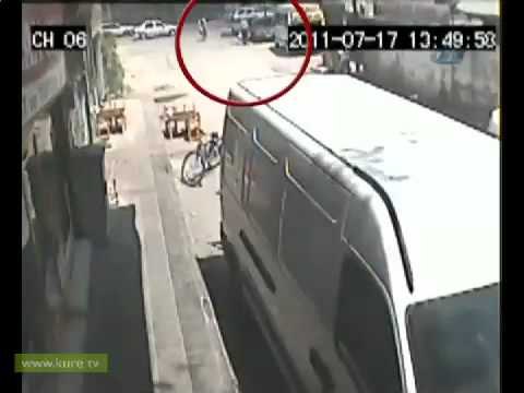 Kafasına güneş enerjisi paneli düştü