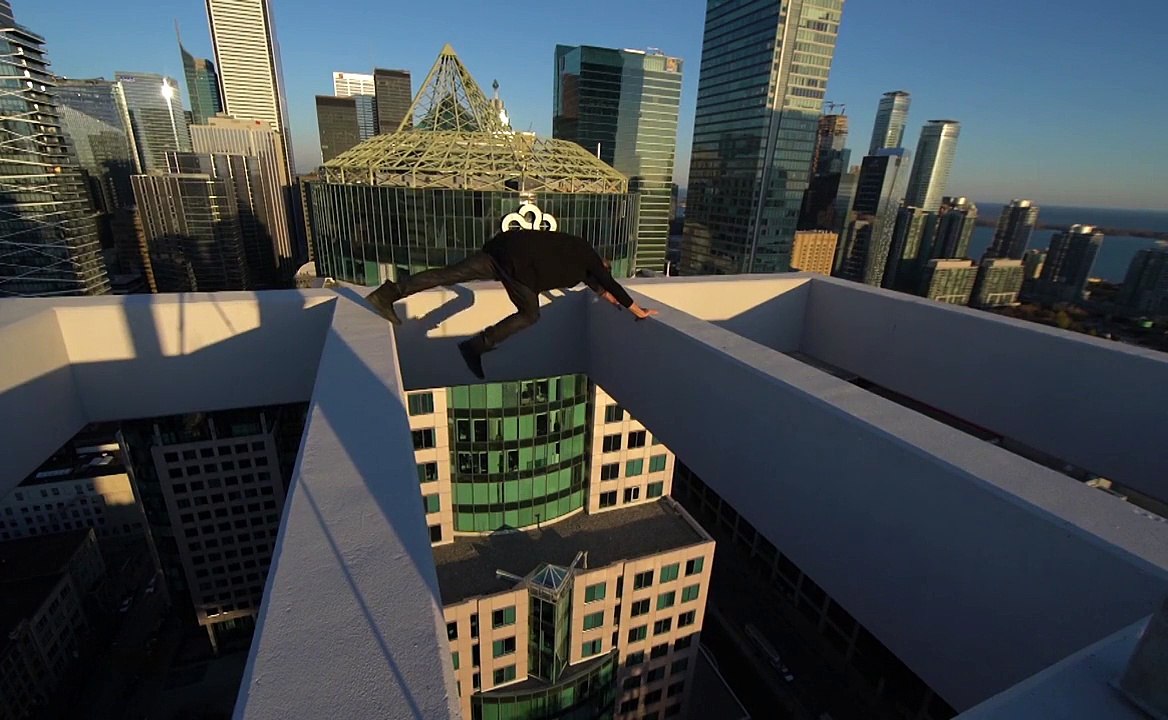 Ce freerunner réalise des figures extrêmement dangereuses au sommet d'une tour à Toronto