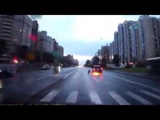 BİR ANDA YOLA FIRLADI!..