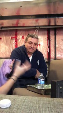 Elle piège son papa avec un tour de magie bien connu... Trop connu!