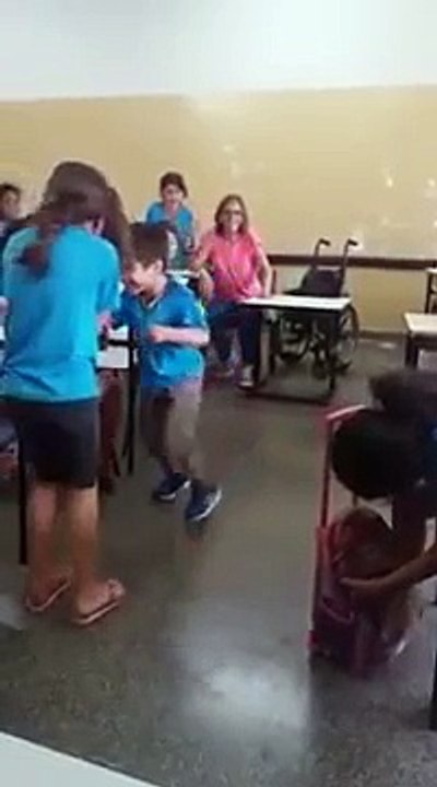 Ce jeune garçon handicapé se lève et marche devant tout ses camarades et sa maitresse... Quelle volonté!