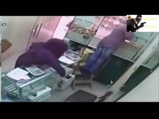 فيديو مثير : عندما يمازح صاحب الذهب زبونته. فإنه سوف يندم ندما شديداً