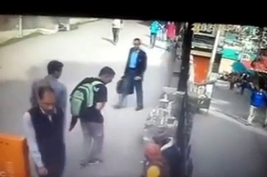 Mostra il dito medio alla scimmia, la scimmia lo picchia. SHOCK.