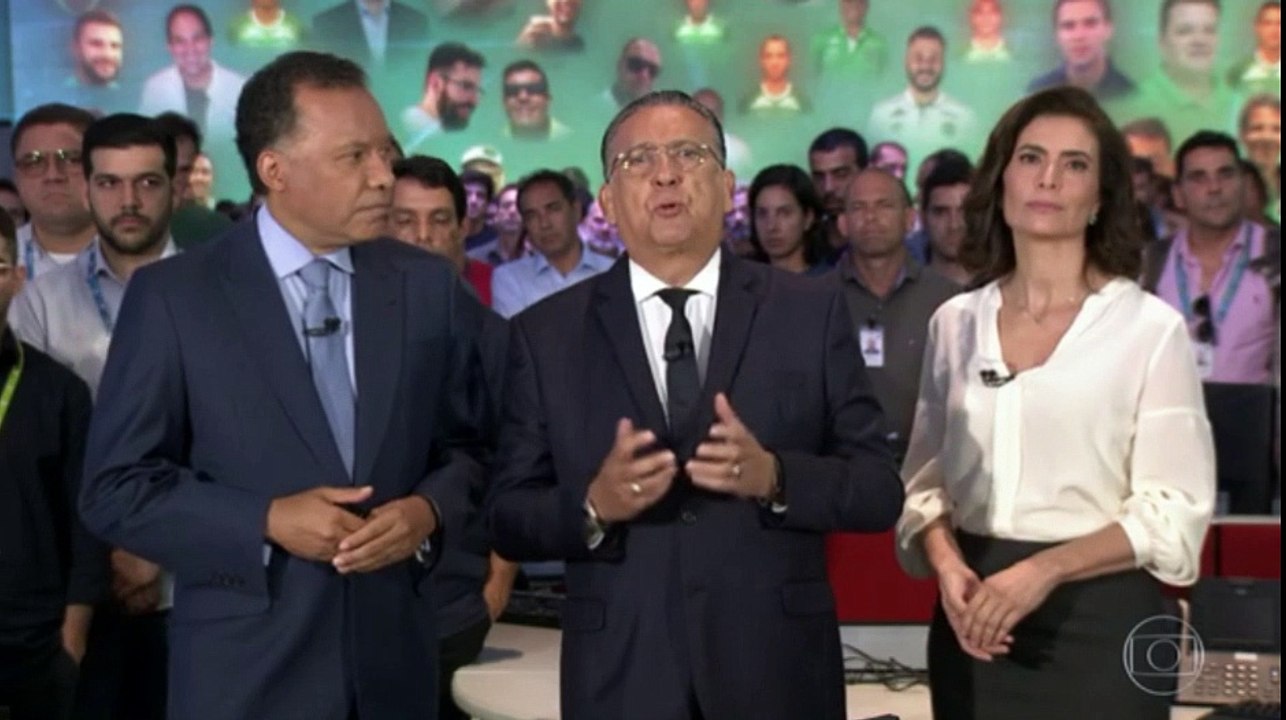 JN homenageia vítimas com aplausos na redação
