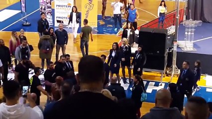 Furieux contre le jury, ce bodybuilder pète complètement un câble !