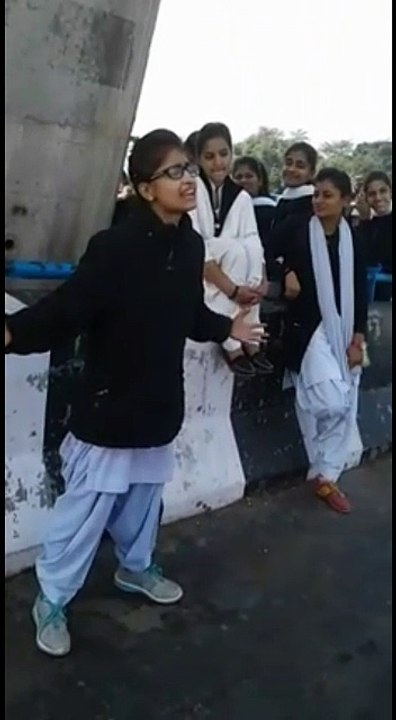 Karda ae gussa meri nikki nikki gal da College Girl Singing Punjabi song