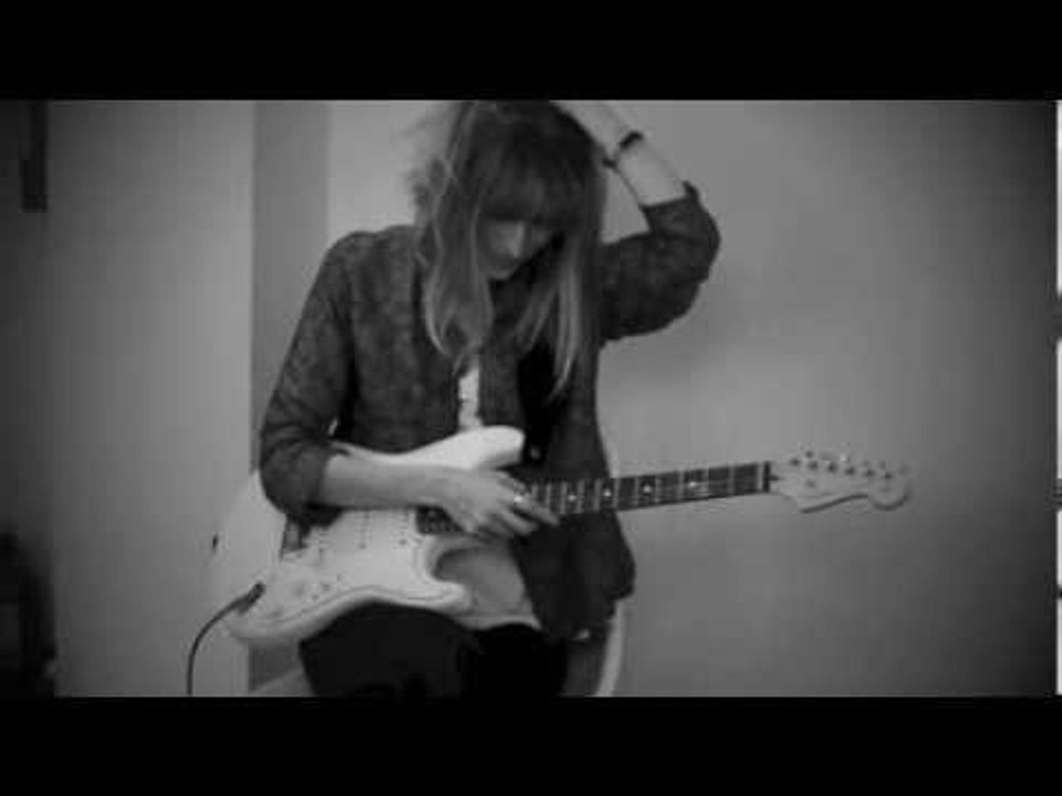 Kitchen Concert: Carmen Villain performs "Lifeissin"