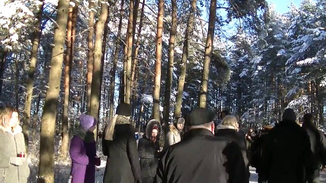 Вейонис и Мурниеце подходят к памятному месту убийства евреев Румбула Рига 29 11 2016