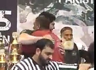 پاکستانی کھلاڑی نے ایک جھٹکے میں ہی انڈین کھلاڑی کو ہرا دیا۔ویڈیو دیکھیں