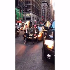 un automobiliste pete les plombs en voyant deux jeunes faire une seance photo au milieu de la route