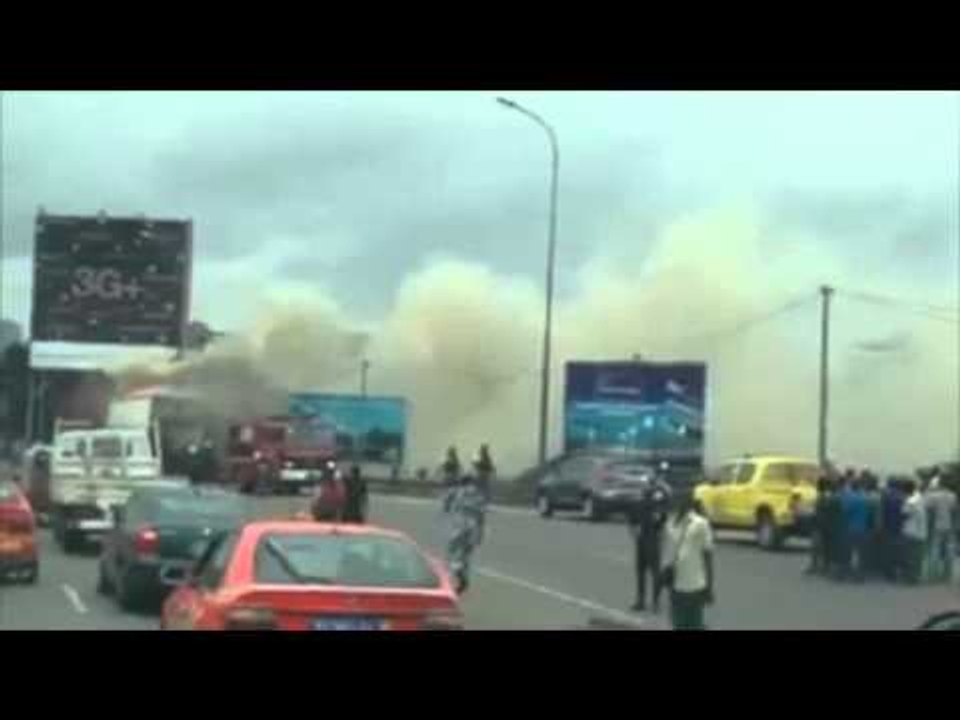 YVBPP : 20 août 2013, Un camion en feu près de la piscine d'Etat de Treichville